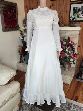 ✨ Dreamy Vintage 1960s Alfred Angelo "Edythe Vincent" Pearl & Lace Gown ✨